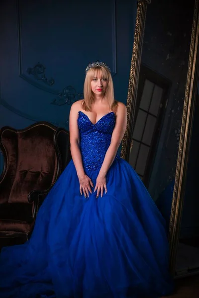 Femme Soirée Magnifique Robe Bleue Jolie Dame Salle Femme Belle — Photo