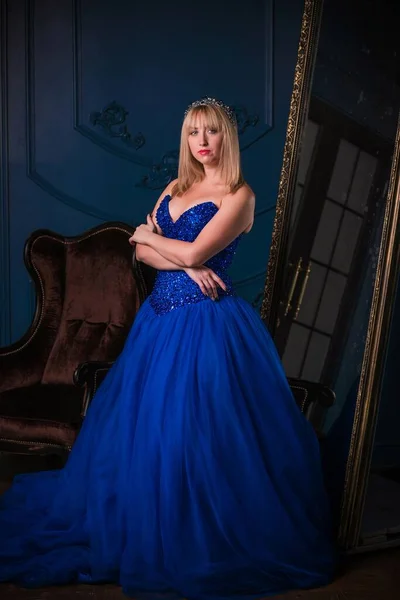 Frau Wunderschönen Blauen Abendkleid Ziemlich Nette Dame Drinnen Frau Schönen — Stockfoto