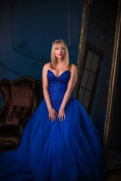 Frau Wunderschönen Blauen Abendkleid Ziemlich Nette Dame Drinnen Frau Schönen — Stockfoto