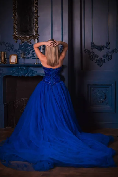 Mulher Noite Lindo Vestido Azul Uma Senhora Muito Simpática Interior — Fotografia de Stock