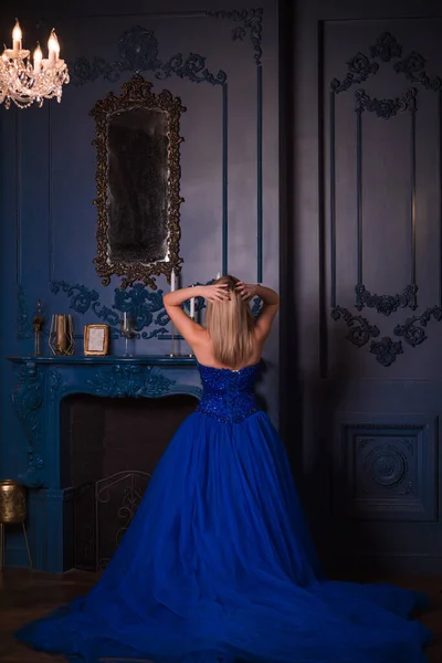 Femme Soirée Magnifique Robe Bleue Jolie Dame Salle Femme Belle — Photo