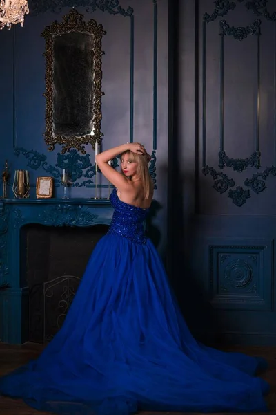Een Vrouw Een Prachtige Blauwe Jurk Aardige Vrouw Binnen Vrouw — Stockfoto