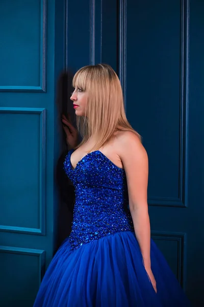 Mulher Noite Lindo Vestido Azul Uma Senhora Muito Simpática Interior — Fotografia de Stock