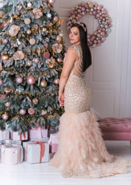 Genç, çekici, koyu renk saçlı bayan sıcak, rahat bir atmosferde, beyaz, kaliteli bir iç mekanda. 