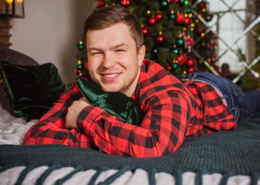 Kış tatilinde genç, tombul bir adam, Noel zamanı, ayrıca rahat evinde cüsseli bir adam. 