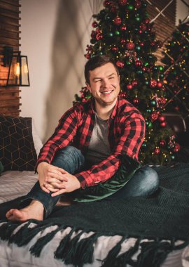 Kış tatilinde genç, tombul bir adam, Noel zamanı, ayrıca rahat evinde cüsseli bir adam. 