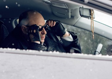 Kıdemli adamın otomobilde bir sorunu var. Araba sorunu olan olgun yaşlı bir adam, yaşam tarzı.