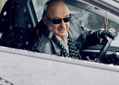 Kış karlı gününde kıdemli adam. Emekli bir adamın hayatı, yaşam tarzı. Soğuk bir zamanda kıdemli bir adam, emekli insanların yaşam tarzı.