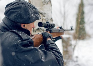 Silahlı kıdemli bir adam, yaşam tarzı ve hobileri, emekli olmuş yaşlı adamlar.