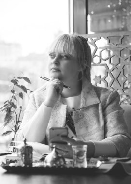 Kış tatilinde genç, tombul bir adam, Noel zamanı, ayrıca rahat evinde cüsseli bir adam. 