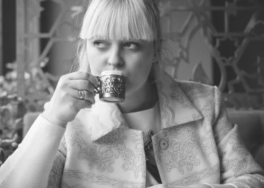 Orta yaşlı iş kadını kafede çalışıyor ve oturuyor. Şehir merkezindeki kadınlar XI beden ya da beden ölçüsünde işçiler.