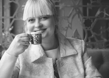 Orta yaşlı iş kadını kafede çalışıyor ve oturuyor. Şehir merkezindeki kadınlar XI beden ya da beden ölçüsünde işçiler.