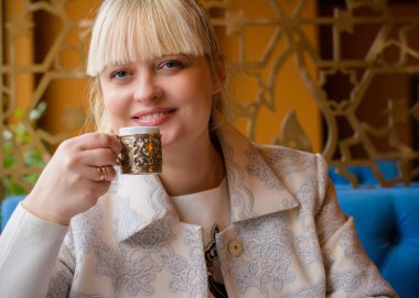 Orta yaşlı iş kadını kafede çalışıyor ve oturuyor. Şehir merkezindeki kadınlar XI beden ya da beden ölçüsünde işçiler.