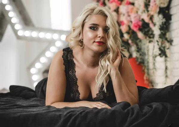 Kadınlar Noel 'i evde kutlar. Tatil zamanı. En iyi kışın hanımefendisi. Mutlu samimi anlar 