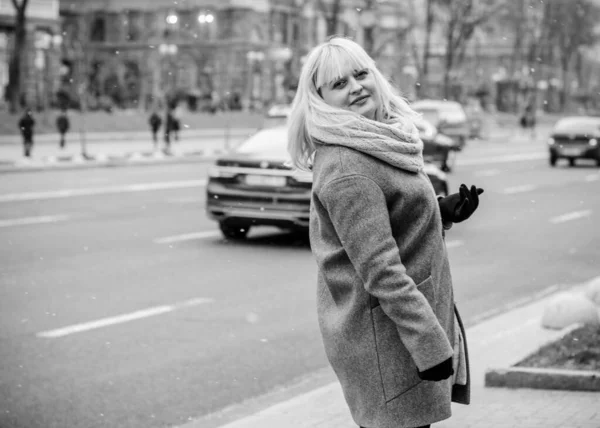 Mulher Madura Bonita Passeio Cidade Hora Inverno Uma Bela Mulher — Fotografia de Stock