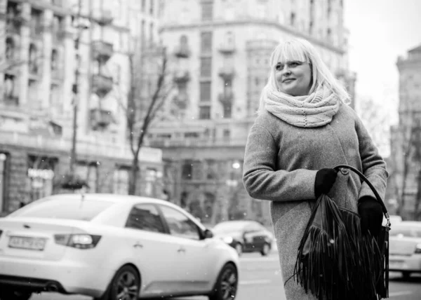 아름답고 여성이 도시를 있습니다 괜찮은 중년에 여자가 길거리에 — 스톡 사진