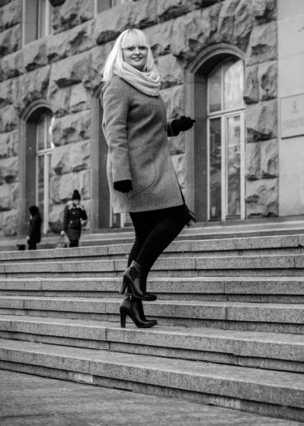 Krásná Dospělá Žena Procházce Městě Zimní Čas Pěkná Žena Středního — Stock fotografie