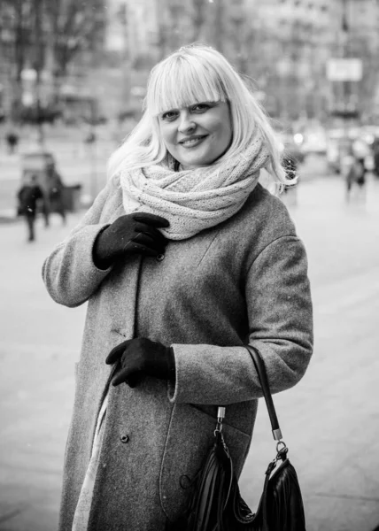 美丽而成熟的女人在城里散步 冬天的时候一个漂亮的中年妇女站在街上 公民生活方式 — 图库照片
