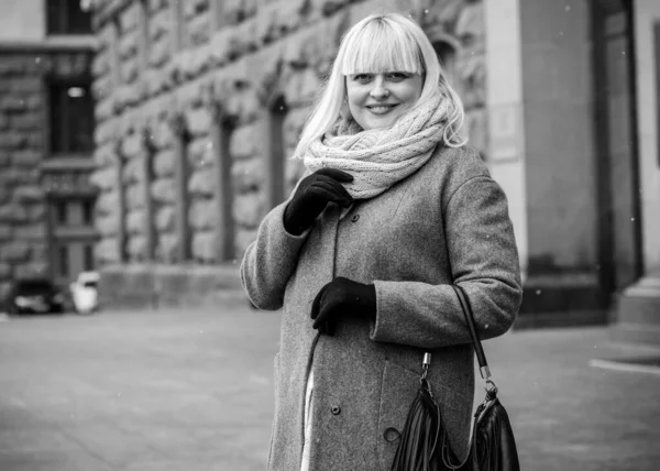 美丽而成熟的女人在城里散步 冬天的时候一个漂亮的中年妇女站在街上 公民生活方式 — 图库照片