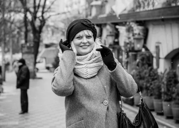 Schöne Reife Frau Auf Einem Spaziergang Der Stadt Winterzeit Eine — Stockfoto