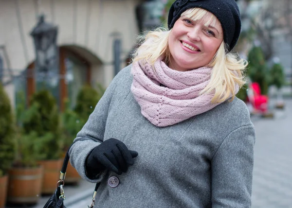 Bella Donna Matura Una Passeggiata Città Tempo Inverno Una Bella — Foto Stock