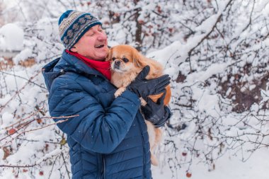 Yaşlı adam evcil hayvanlarla yürüyüşe çıktı. Pozitif yaşam tarzı ve 50-60 yıl sonra yaşam tarzı. Keyfi yerinde ve evcil hayvanla neşeli bir tatil. 