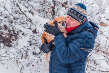 Yaşlı adam evcil hayvanlarla yürüyüşe çıktı. Pozitif yaşam tarzı ve 50-60 yıl sonra yaşam tarzı. Keyfi yerinde ve evcil hayvanla neşeli bir tatil. 