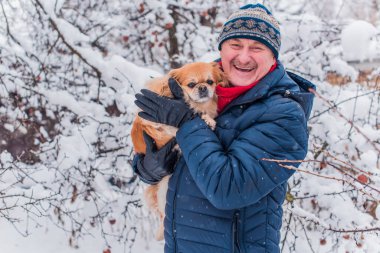 Yaşlı adam evcil hayvanlarla yürüyüşe çıktı. Pozitif yaşam tarzı ve 50-60 yıl sonra yaşam tarzı. Keyfi yerinde ve evcil hayvanla neşeli bir tatil. 