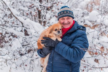 Yaşlı adam evcil hayvanlarla yürüyüşe çıktı. Pozitif yaşam tarzı ve 50-60 yıl sonra yaşam tarzı. Keyfi yerinde ve evcil hayvanla neşeli bir tatil. 