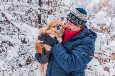 Yaşlı adam evcil hayvanlarla yürüyüşe çıktı. Pozitif yaşam tarzı ve 50-60 yıl sonra yaşam tarzı. Keyfi yerinde ve evcil hayvanla neşeli bir tatil. 