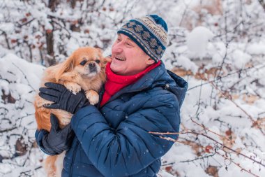Yaşlı adam evcil hayvanlarla yürüyüşe çıktı. Pozitif yaşam tarzı ve 50-60 yıl sonra yaşam tarzı. Keyfi yerinde ve evcil hayvanla neşeli bir tatil. 