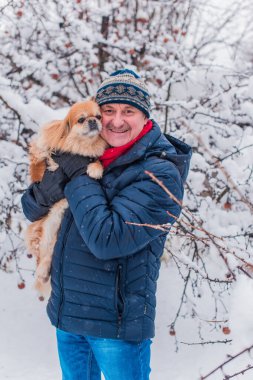 Yaşlı adam evcil hayvanlarla yürüyüşe çıktı. Pozitif yaşam tarzı ve 50-60 yıl sonra yaşam tarzı. Keyfi yerinde ve evcil hayvanla neşeli bir tatil. 