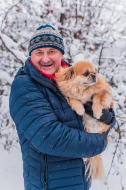 Yaşlı adam evcil hayvanlarla yürüyüşe çıktı. Pozitif yaşam tarzı ve 50-60 yıl sonra yaşam tarzı. Keyfi yerinde ve evcil hayvanla neşeli bir tatil. 
