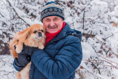 Yaşlı adam evcil hayvanlarla yürüyüşe çıktı. Pozitif yaşam tarzı ve 50-60 yıl sonra yaşam tarzı. Keyfi yerinde ve evcil hayvanla neşeli bir tatil. 