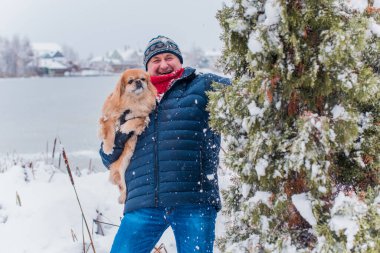 Yaşlı adam evcil hayvanlarla yürüyüşe çıktı. Pozitif yaşam tarzı ve 50-60 yıl sonra yaşam tarzı. Keyfi yerinde ve evcil hayvanla neşeli bir tatil. 