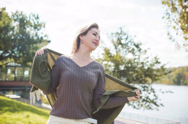 Hayat kavramı büyük şehirde modern kadın, yaşam tarzı vatandaşlar, iyi günlerdeki kadın. Orta yaşlı kadın hayatı 