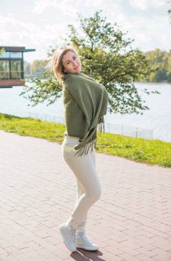 Hayat kavramı büyük şehirde modern kadın, yaşam tarzı vatandaşlar, iyi günlerdeki kadın. Orta yaşlı kadın hayatı 