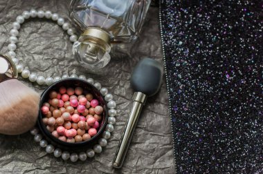 Kadın makyaj malzemeleri, aksesuarlar, güzellik ürünleri, toz ve diğer kozmetikler. Alışveriş ve moda konsepti  