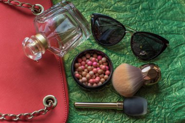 Kadın makyaj malzemeleri, aksesuarlar, güzellik ürünleri, toz ve diğer kozmetikler. Alışveriş ve moda konsepti  