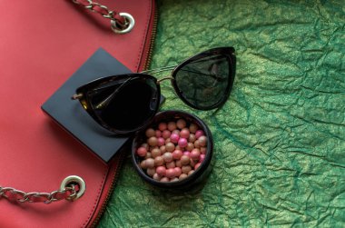 Kadın makyaj malzemeleri, aksesuarlar, güzellik ürünleri, toz ve diğer kozmetikler. Alışveriş ve moda konsepti  