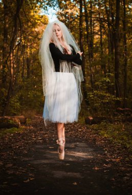 Şehir parkında dans eden bale kostümlü genç balerin büyük şehir hayatı ve özgürlüğünün nefesini hissediyor.