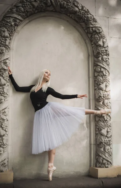 Młoda Balerina Kostiumie Baletowym Tańcząca Parku Miejskim Odczuwająca Oddech Wielkiego — Zdjęcie stockowe