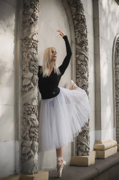 Jeune Ballerine Costume Ballet Dansant Dans Parc Ville Souffle Vie — Photo