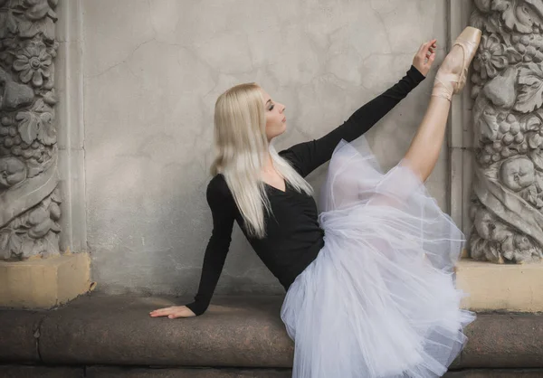 Bailarina Joven Traje Ballet Bailando Parque Ciudad Sintiendo Aliento Vida —  Fotos de Stock