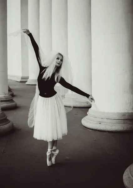 Bailarina Joven Traje Ballet Bailando Parque Ciudad Sintiendo Aliento Vida —  Fotos de Stock