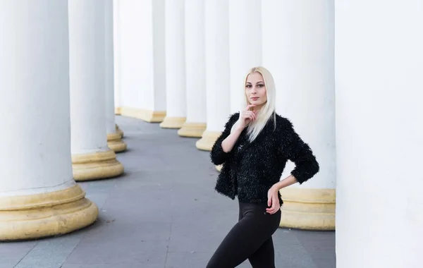 Menina Moderna Roupas Pretas Estilo Casual Jovem Senhora Dia Primavera — Fotografia de Stock