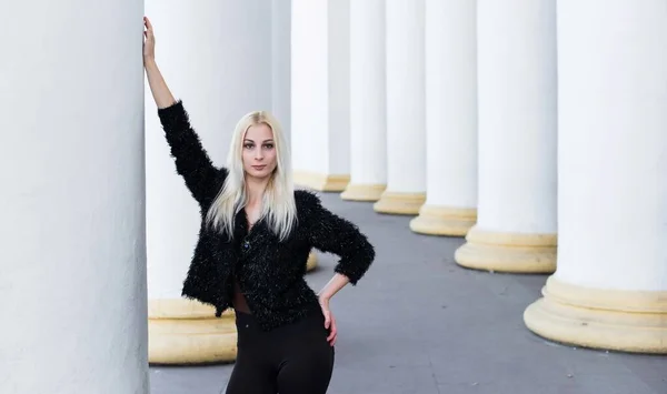 Modernes Mädchen Schwarzen Outfits Lässiger Stil Junge Dame Frühlingstag Moderne — Stockfoto