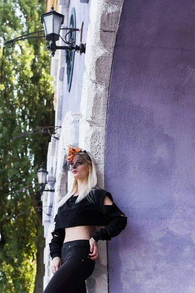 黒の衣装の現代の女の子 カジュアルなスタイル 春の日に若い女性 現代的なファッショナブルな詳細 — ストック写真