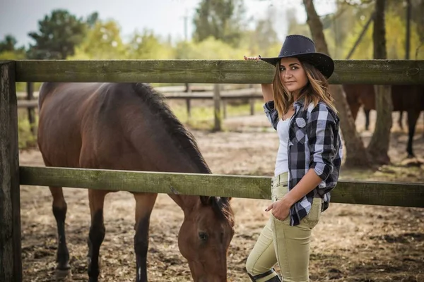 Paardenboerderij Concept Hobby Ruiter Vrouw Praat Met Een Paard Eco — Stockfoto