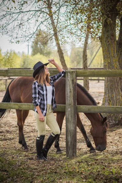 Concepto Granja Caballos Pasatiempo Jinete Mujer Hablando Con Caballo Ecoturismo — Foto de Stock